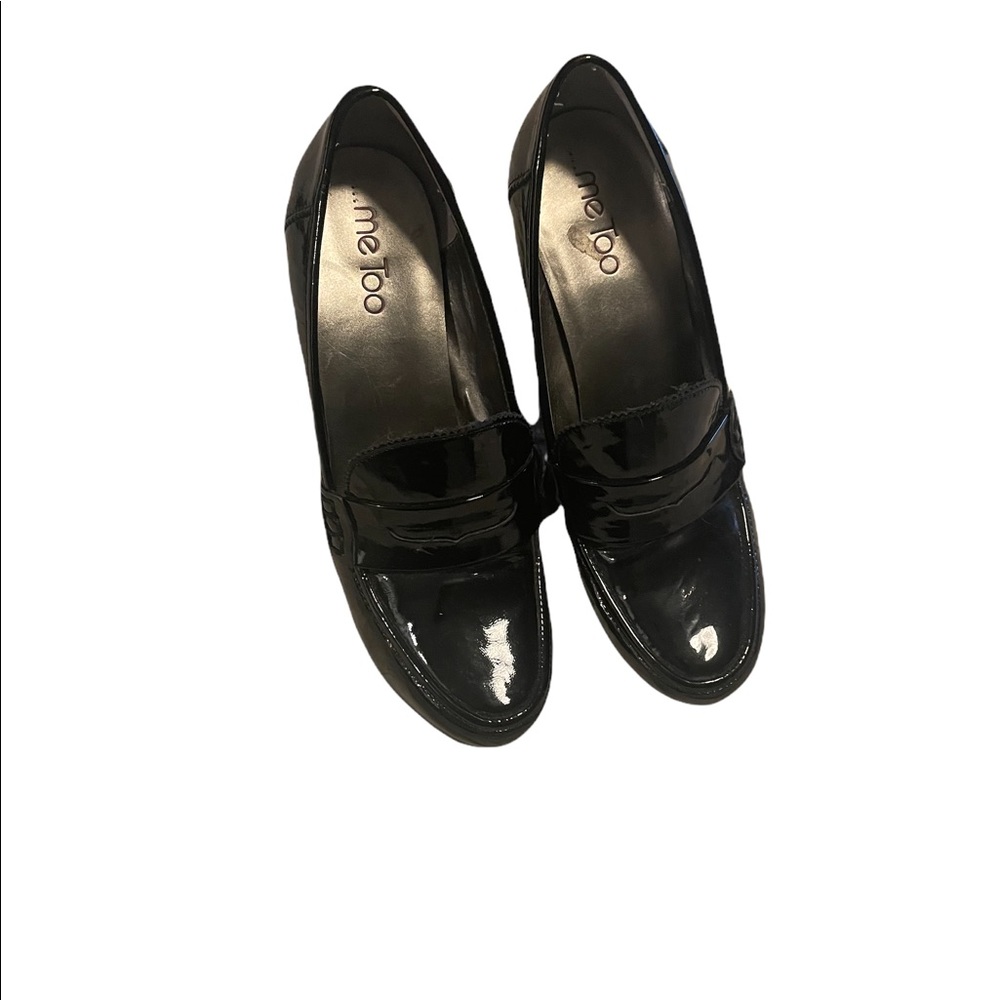 Shiny black patent leather pumps